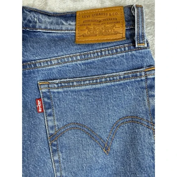 Levis Jeans Womens 25 Premium Wedgie Straight Med Wash Distressed Raw Hem Big E - Picture 10 of 11